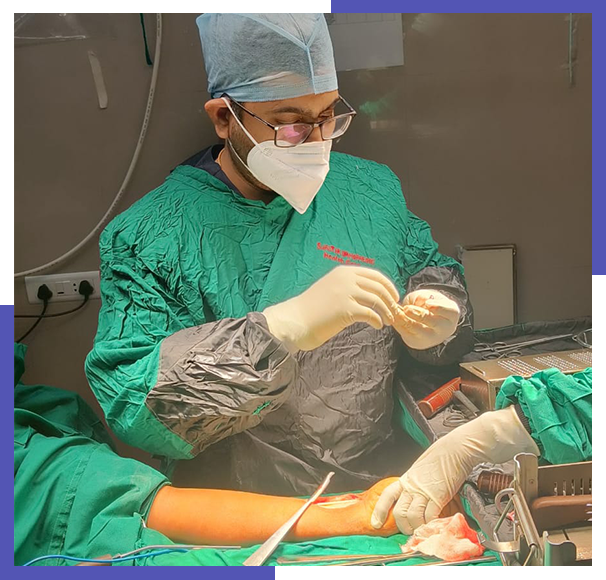 Dr. Ketan Vekhande, Orthopedic & Joint Replacement Surgeon and Arthroscopy specialst in Aurangabad Maharashtra performing surgery at Swastik Orthopaedic Hospital in Aurangabad.