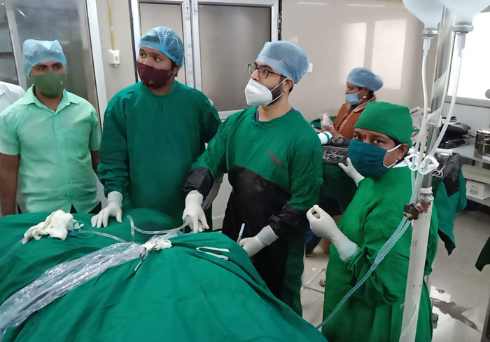 Dr. Ketan Vekhande, Orthopedic & Joint Replacement Surgeon and Arthroscopy specialst in Aurangabad Maharashtra performing surgery at Swastik Orthopaedic Hospital in Aurangabad.