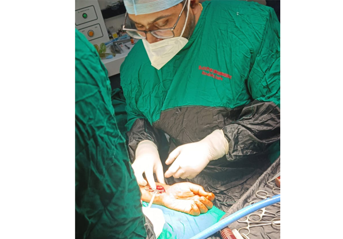 Dr. Ketan Vekhande, Orthopedic & Joint Replacement Surgeon and Arthroscopy specialst in Aurangabad Maharashtra performing surgery at Swastik Orthopaedic Hospital in Aurangabad.