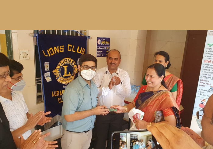 Dr. Ketan Venkhade recieving getsures from lions club
