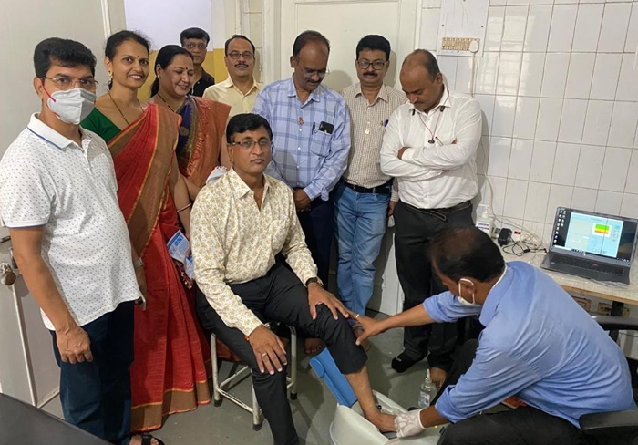 Dr. Ketan Vekhande, Orthopedic & Joint Replacement Surgeon and Arthroscopy specialst in Aurangabad Maharashtra diagnosing patient at Swastik Orthopaedic Hospital in Aurangabad.