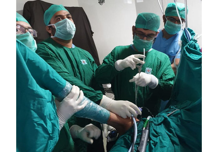 Dr. Ketan Vekhande, Orthopedic & Joint Replacement Surgeon and Arthroscopy specialst in Aurangabad Maharashtra performing surgery at Swastik Orthopaedic Hospital in Aurangabad.