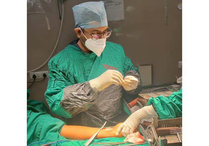 Dr. Ketan Vekhande, Orthopedic & Joint Replacement Surgeon and Arthroscopy specialst in Aurangabad Maharashtra performing surgery at Swastik Orthopaedic Hospital in Aurangabad.